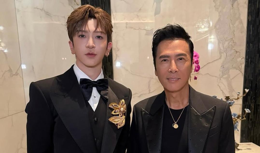 甄子丹擔任《2025 The Fact Music Awards》頒獎嘉賓,與擔任表演嘉賓的Anson Lo合演。(直播截圖)