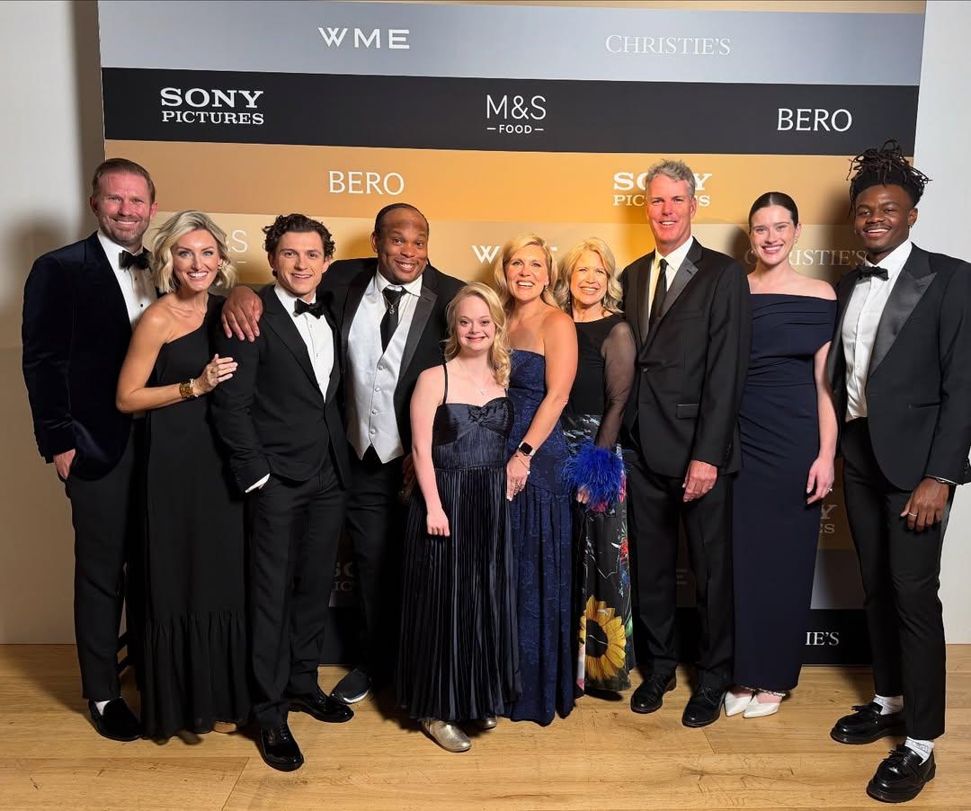 湯姆賀倫與女友和3位弟弟出席慈善晚宴,相信無大礙。(IG@thebrotherstrust)