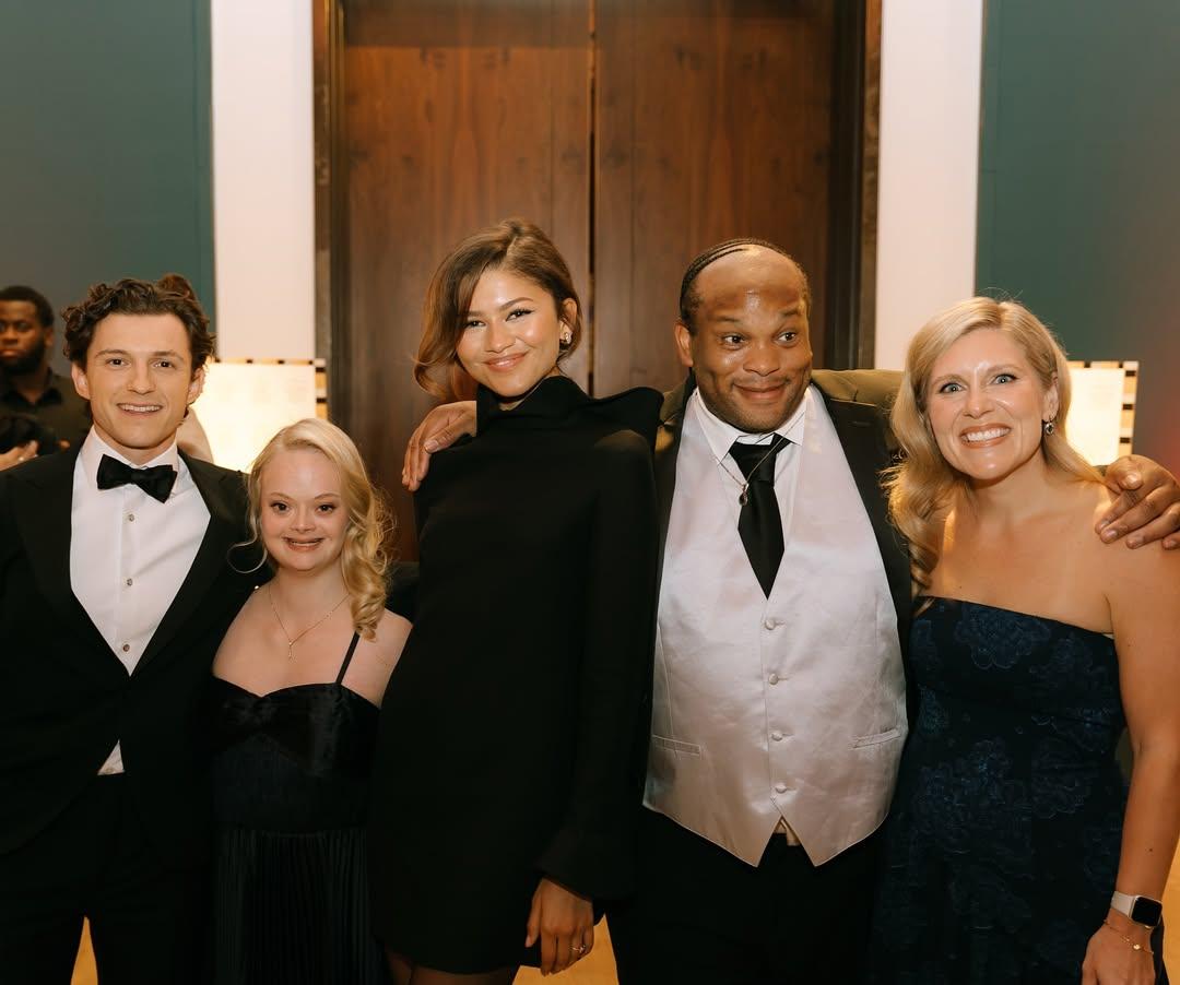 湯姆賀倫與女友和3位弟弟出席慈善晚宴,相信無大礙。(IG@thebrotherstrust)