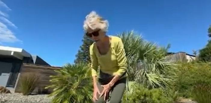 居民講述被松鼠撲上身咬腳的經歷。(互聯網)