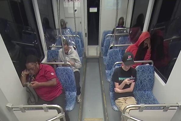 閉路電視拍到布朗當日在車廂內持刀襲擊扎魯茨卡的經過。(互聯網)