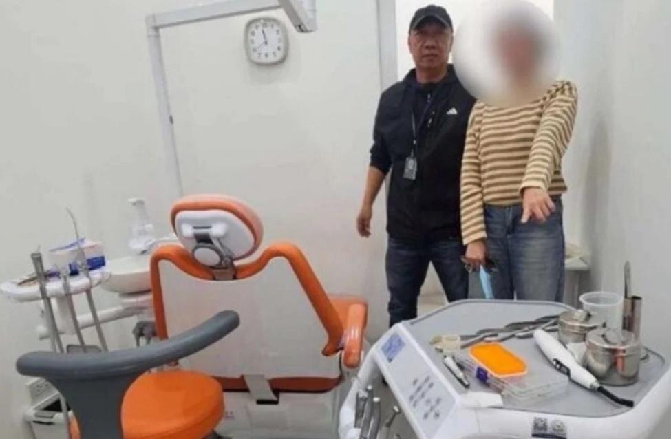 女子(右)涉嫌無牌行醫,半年間幫逾1000名病人治牙,最終在診所被捕。(互聯網)