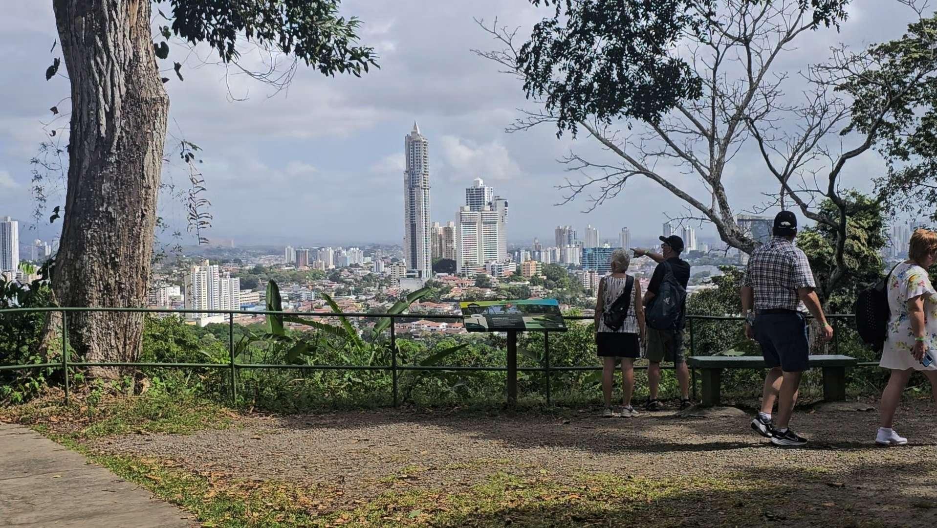 在原始森林遠眺巴拿馬城,發展與自然似乎找到共生之道。