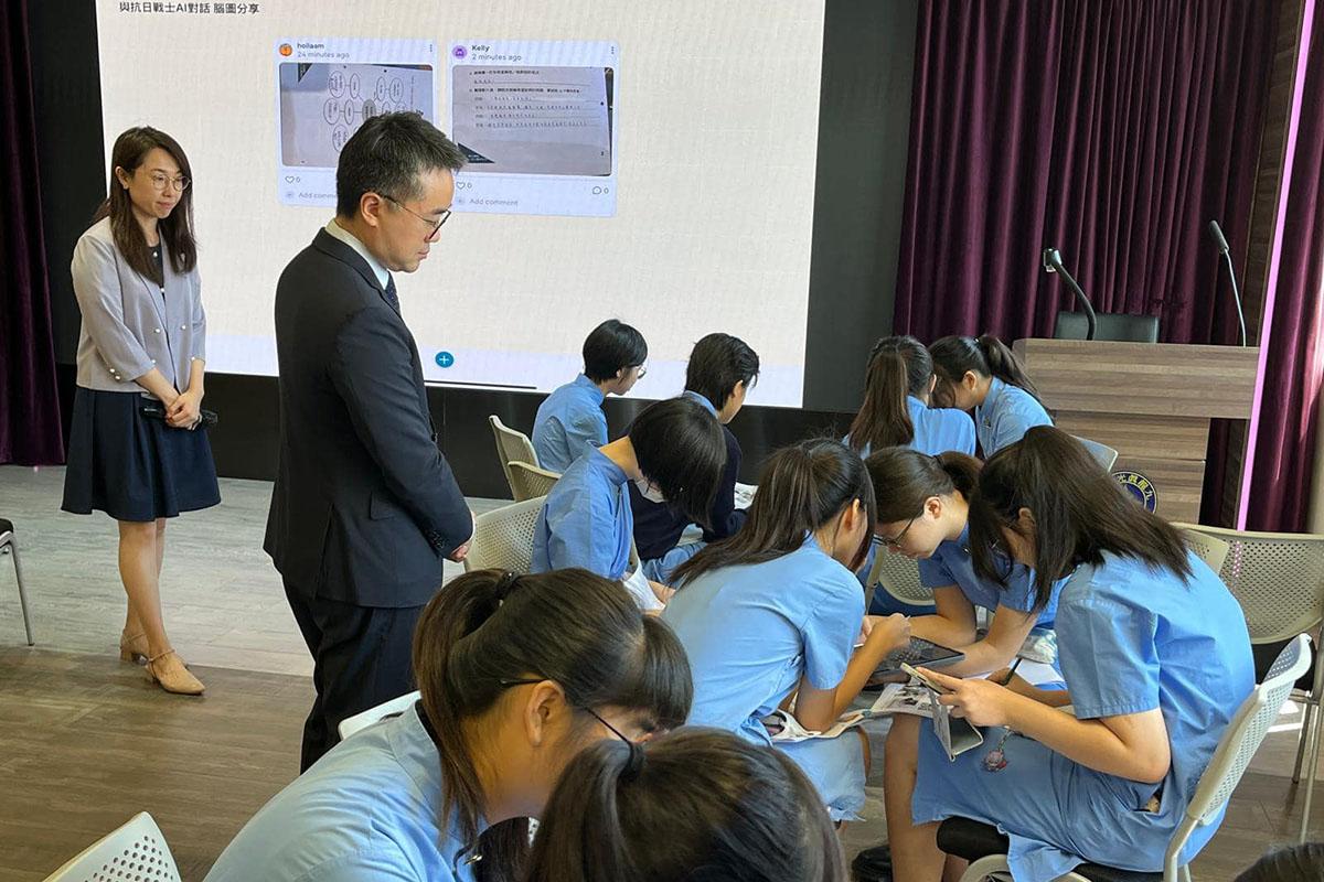 施俊輝(左二)到訪九龍真光中學,了解如何通過AI技術推動抗戰歷史教育。(施俊輝FB)