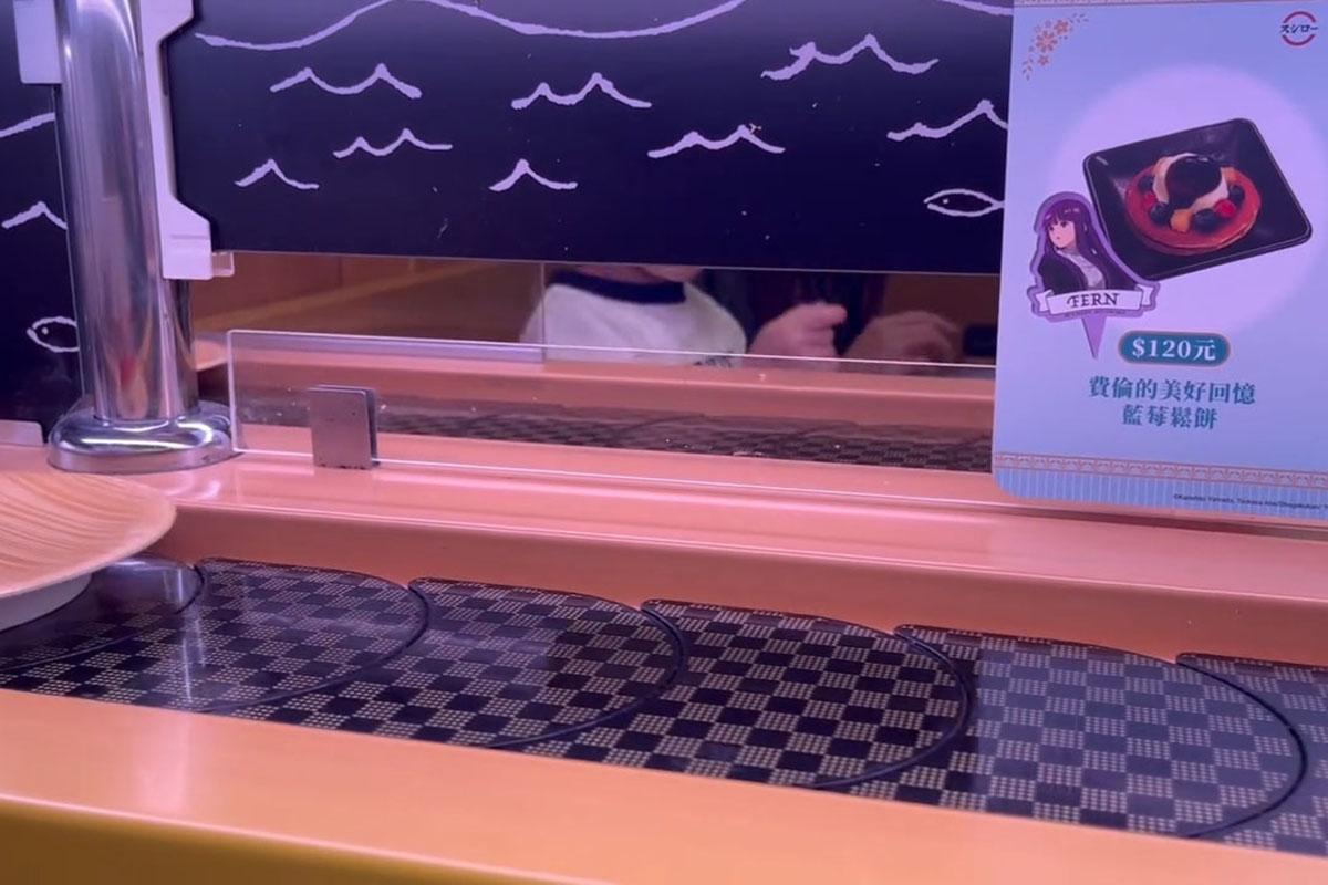 台中一間壽司郎有兒童把筷子伸到迴轉帶上,擋住一碟三文魚壽司。(Threads用戶rain__0808__影片截圖)