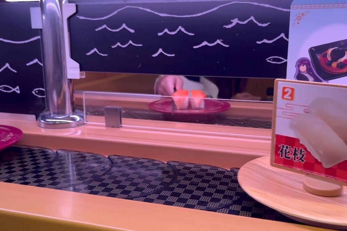 台中一間壽司郎有兒童把筷子伸到迴轉帶上,擋住一碟三文魚壽司。(Threads用戶rain__0808__影片截圖)