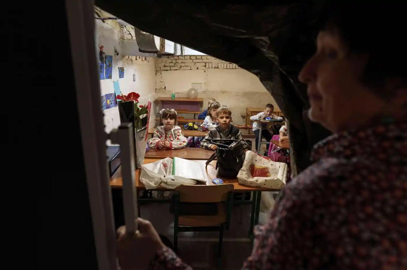 今年9月1日開學日,烏克蘭東北部蘇梅州一些兒童躲在政府大樓的地牢上課。(資料圖片)