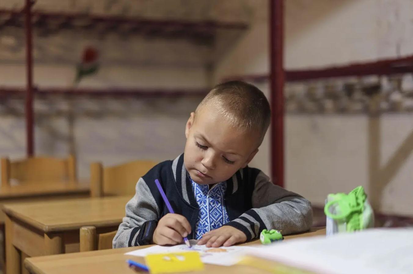 今年9月1日開學日,烏克蘭東北部蘇梅州一些兒童躲在政府大樓的地牢上課。(資料圖片)