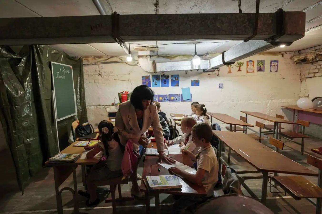 今年9月1日開學日,烏克蘭東北部蘇梅州一些兒童躲在政府大樓的地牢上課。(資料圖片)