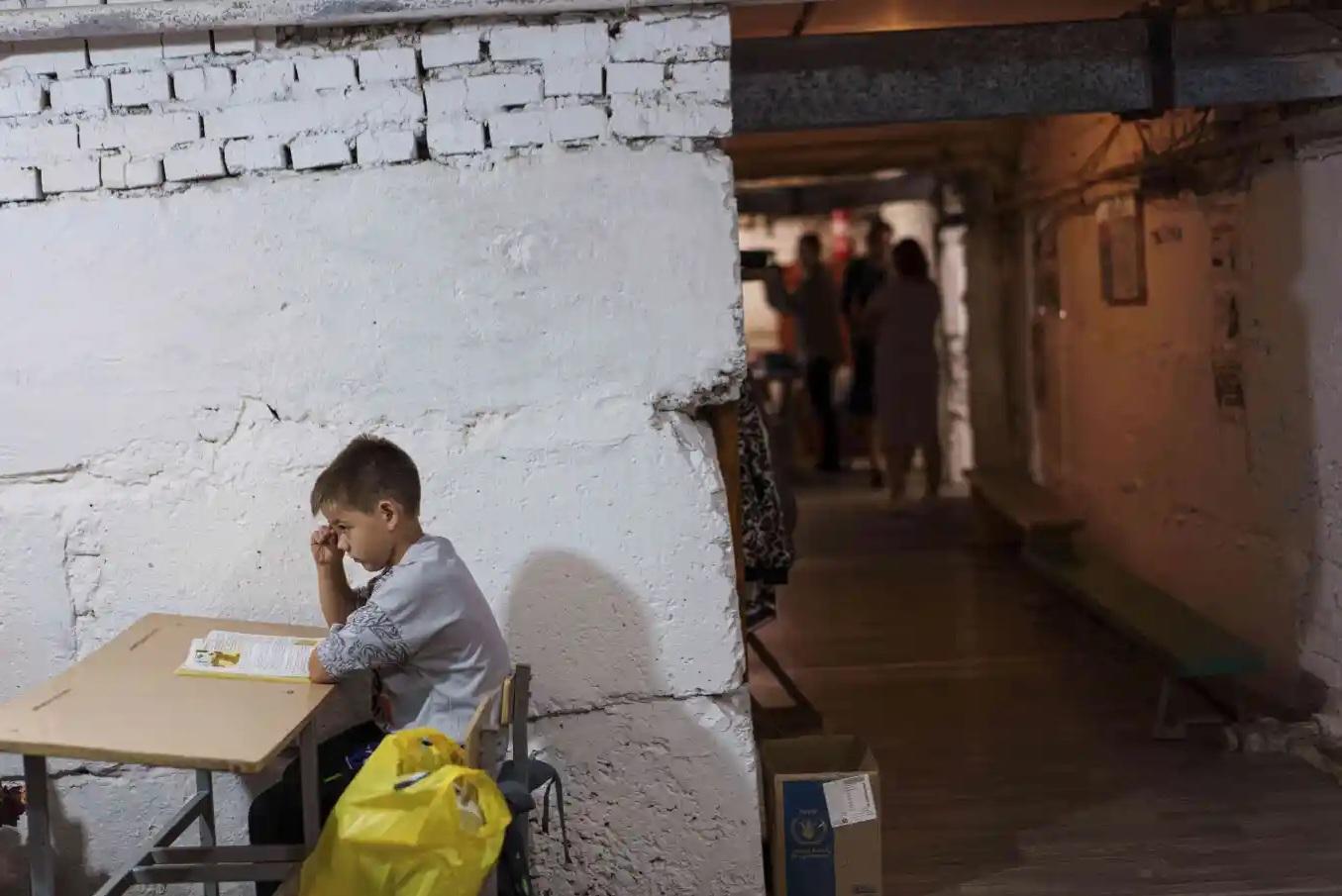 今年9月1日開學日,烏克蘭東北部蘇梅州一些兒童躲在政府大樓的地牢上課。(資料圖片)