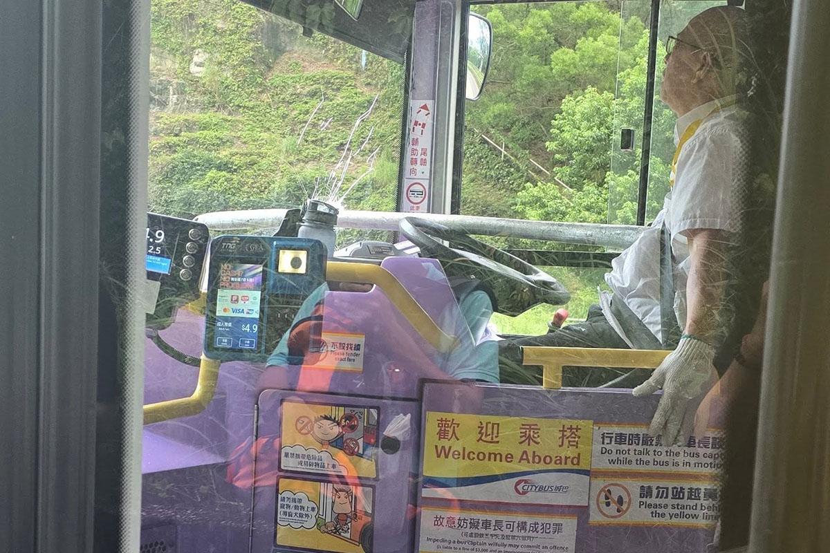 青朗公路有一支鐵通突飛插入城巴的擋風玻璃,直插車長胸口。(Threads圖片)