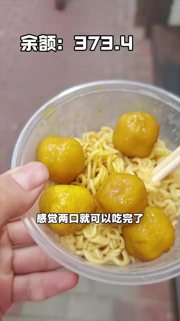 男生在旺角花了20元吃魚蛋撈麵。(網片截圖)