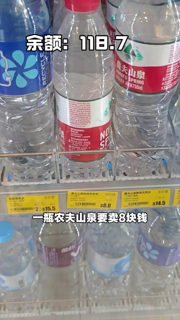男生起初想買水。(網片截圖)
