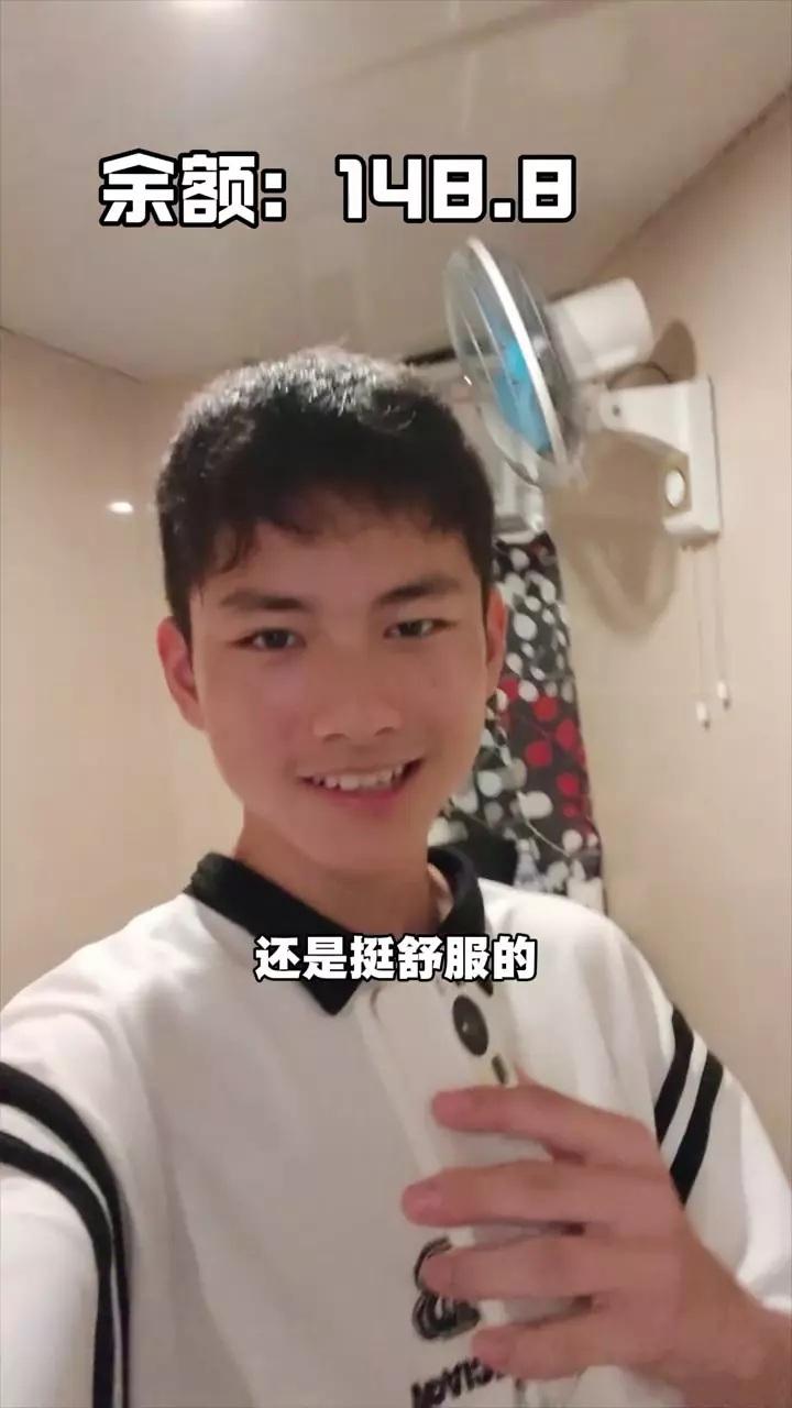 男生入住盛名遠播的重慶大廈。(網片截圖)