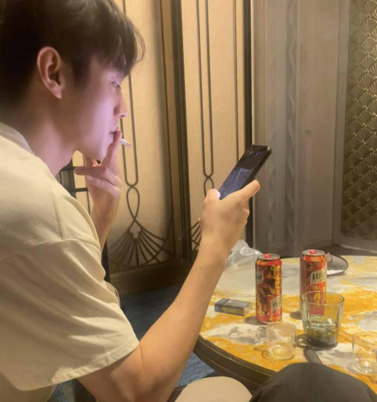 帳號「會拍攝的百曉生」,放出許凱在萬達文華酒店參與牌局的視頻。