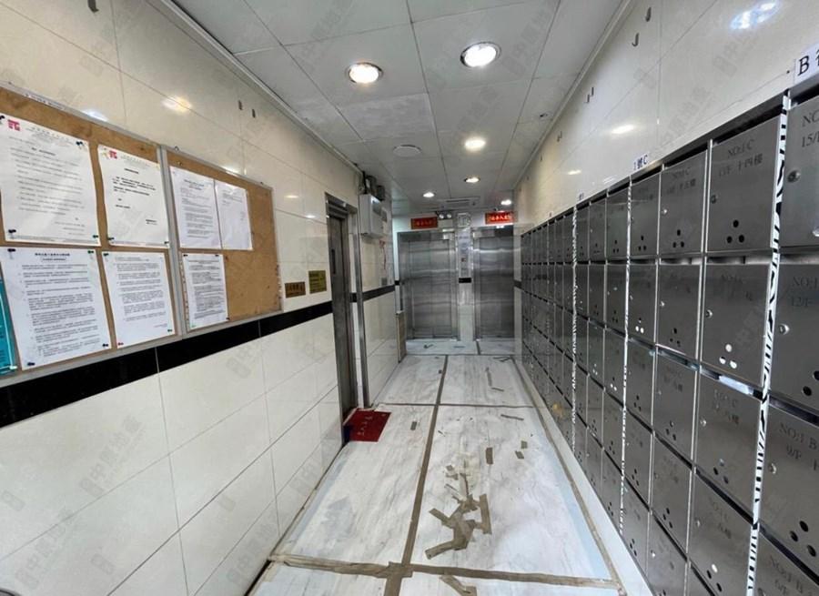 尖沙咀偉安大廈已進行翻新工程,包括電梯大堂。