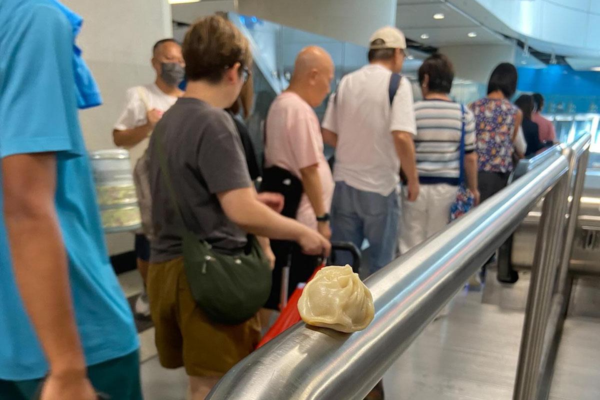 有網民日前在港鐵金鐘站一處欄杆,發現有一個完整的小籠包。(Threads圖片)