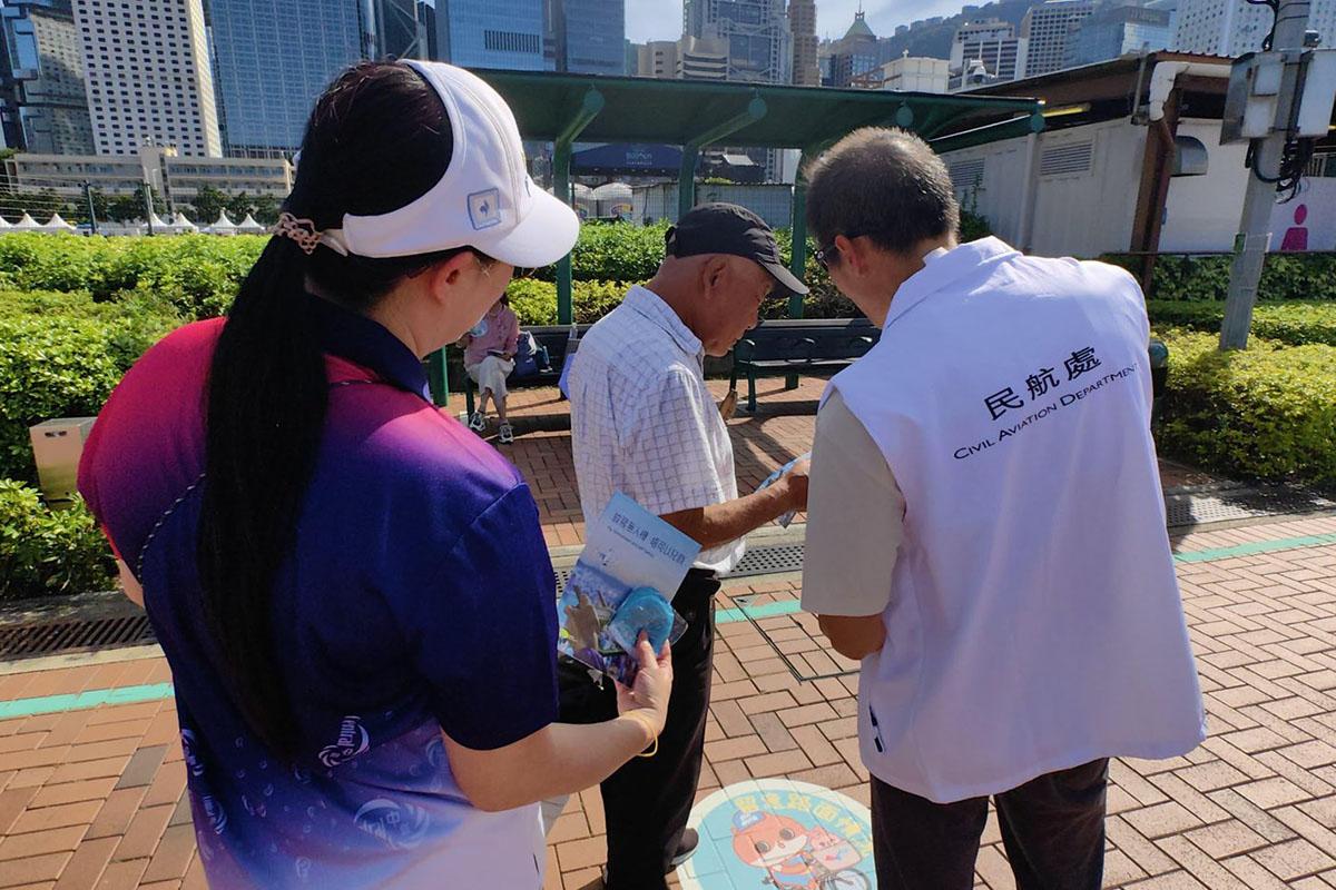 警方與民航處到中西區海濱長廊中環段一帶,向市民派發有關小型無人機限飛區的宣傳單張。(警方FB)