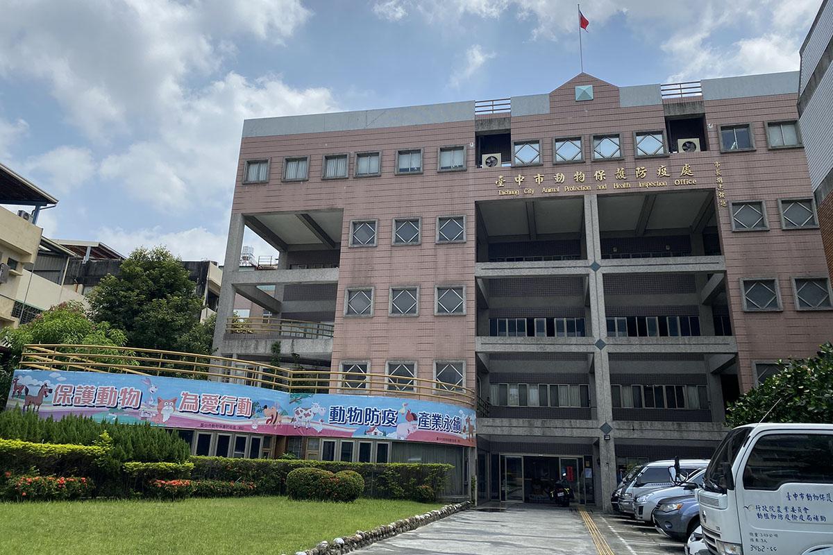 台中市動保處呼籲市民應愛護動物,不可因好玩而騷擾、虐待或傷害動物。(台中市動保處網站圖片)