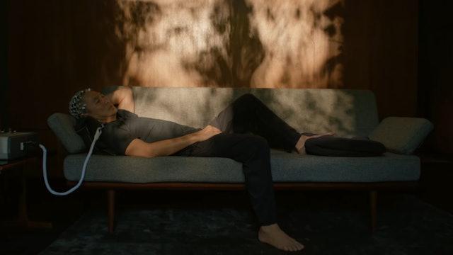 梁朝偉在電影《Silent Friend》片尾有全裸演出。