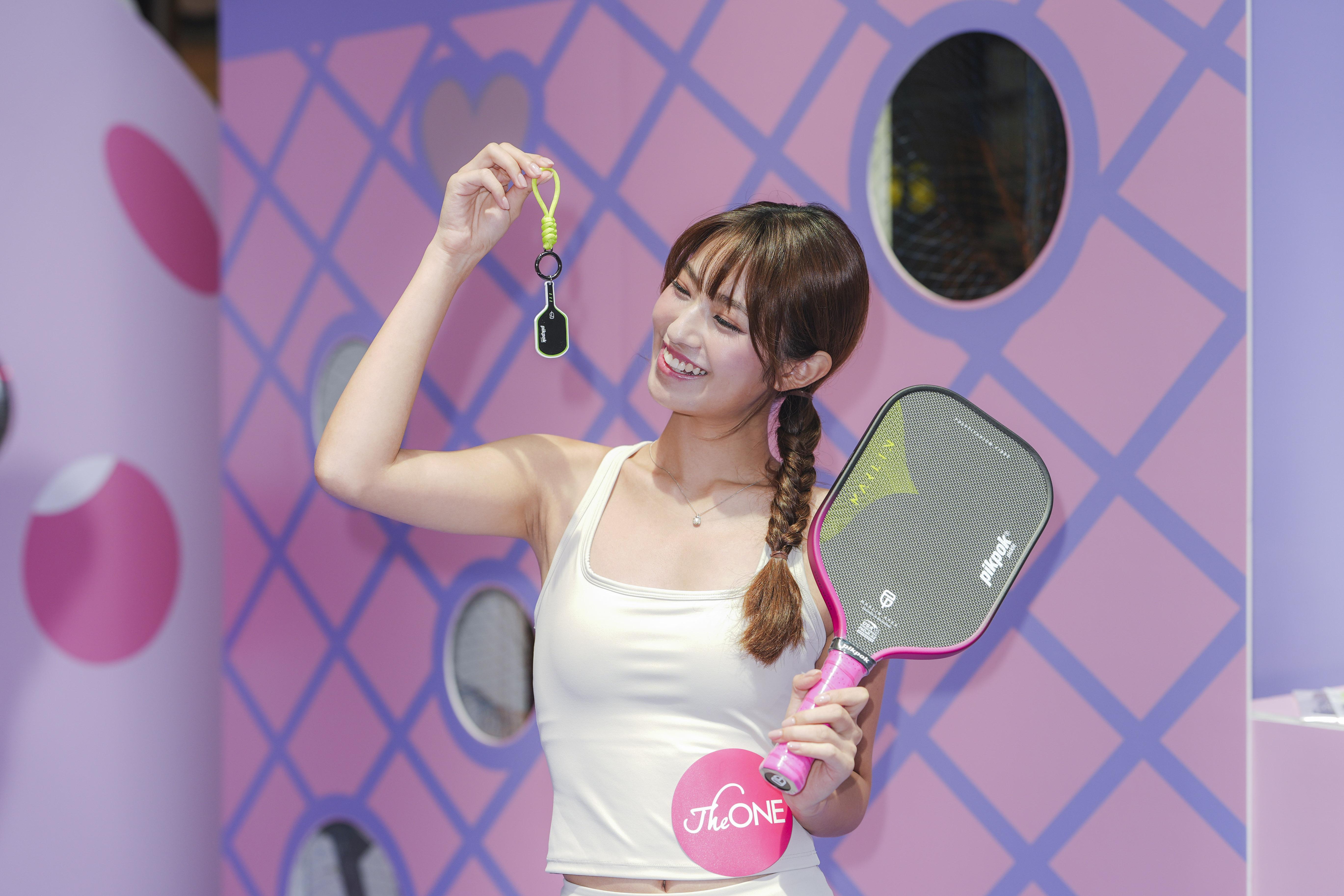 顧客只需讚好或追蹤The ONE、ASIA ACES PICKLEBALL ACADEMY(AAPA)及Pikpok Pickle 官方Facebook或Instagram各一個帳號,即可參加「Pick A Ball !」遊戲活動一次,更有機會獲得專業球拍。