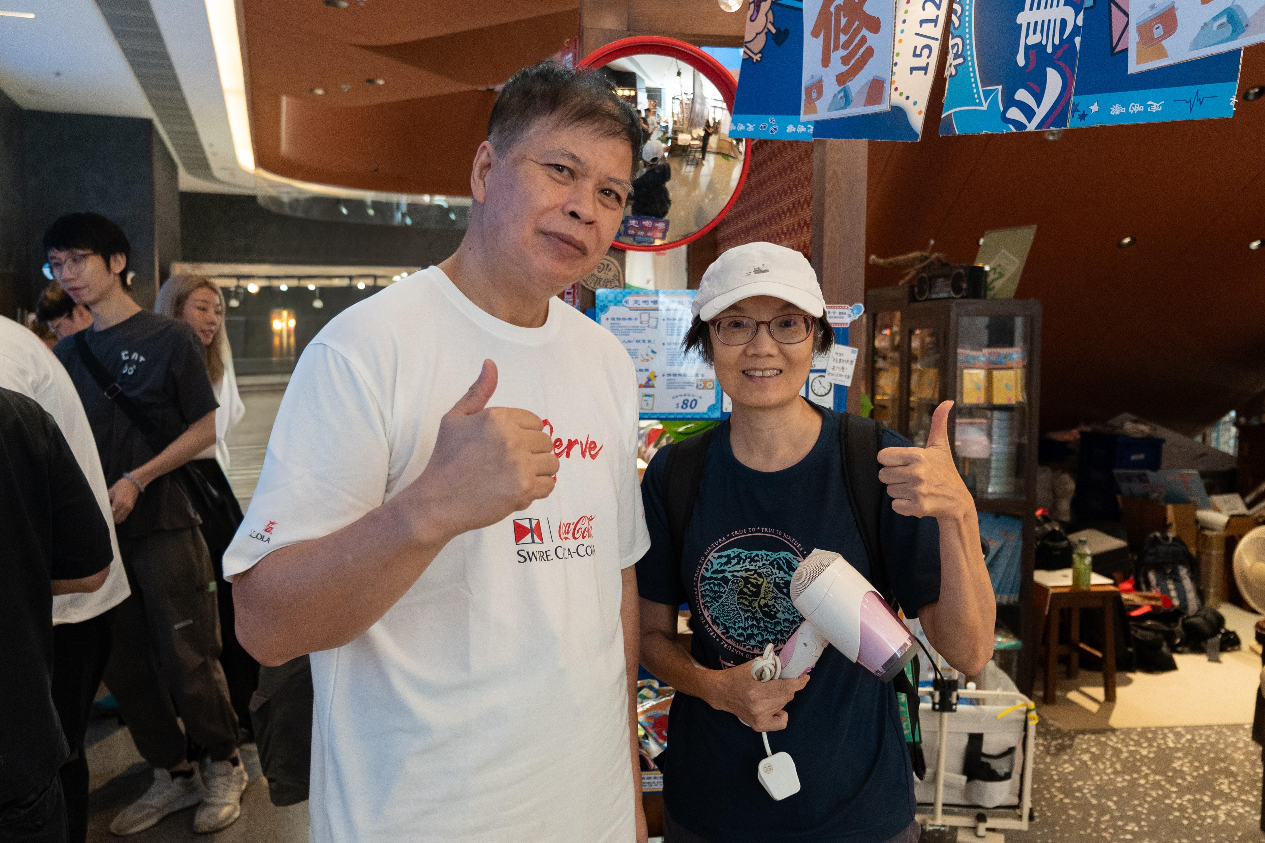 有40年維修經驗的太古可口可樂技術員火哥(左),對能透過自身所長來回饋予社會,感到滿足。