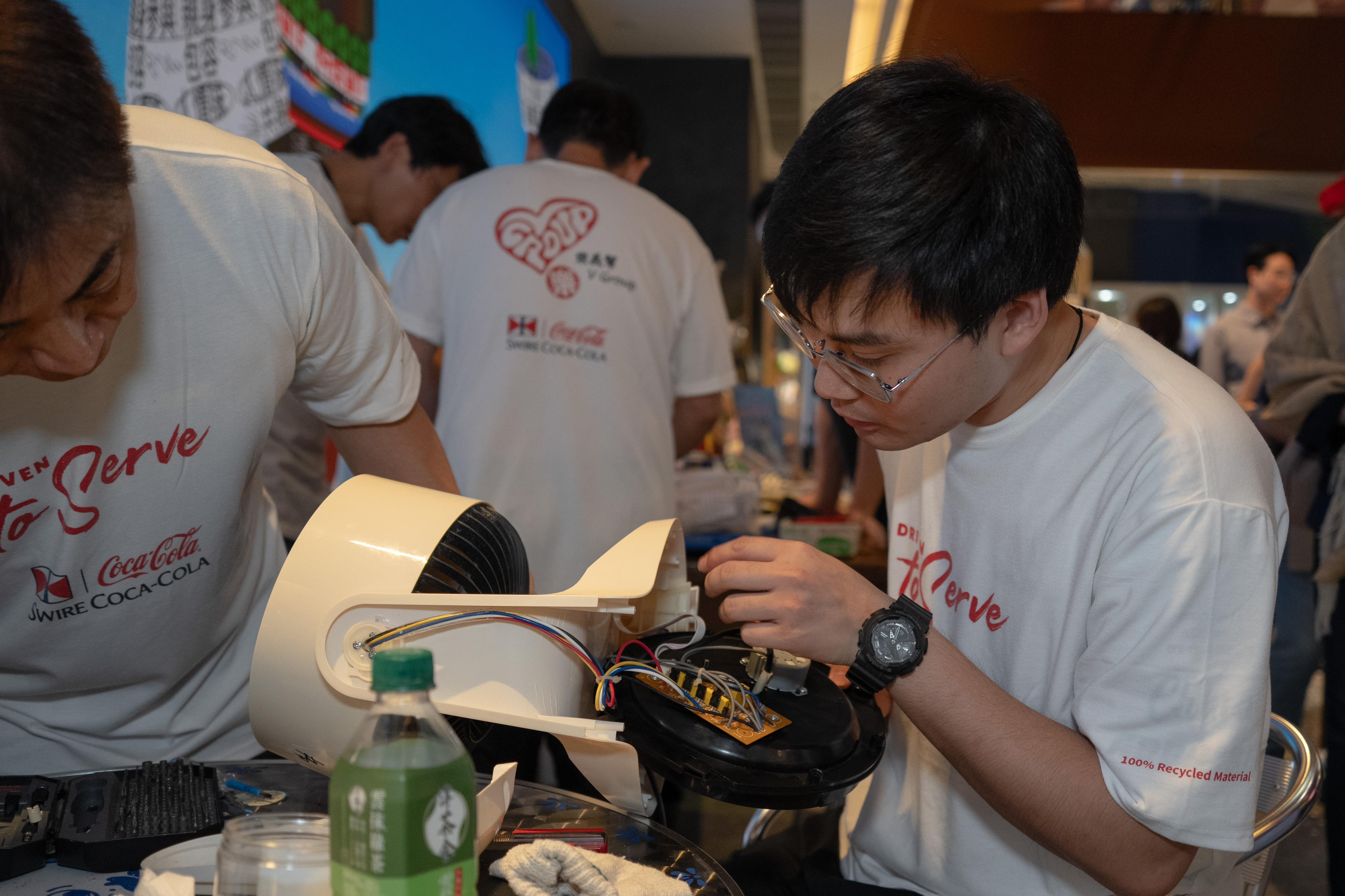 00後的阿桐技術員義工,化身家電「X光機」,將家電有條不紊地拆解,經過一番抽絲剝繭檢查後,找出「病因」是發熱線壞了。