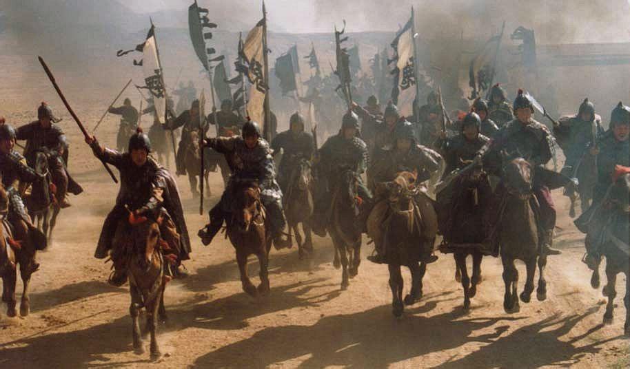 亞洲電視播出的版本特邀實力派歌手葉振棠獻唱主題曲《三國演義》。該曲旋律婉轉悠揚,更以楊慎《臨江仙》直接入詞,意境宏闊,史詩感油然而生,成為一代香港劇迷的經典回憶。歌聲中,千古英雄軼事皆化作杯酒笑談,餘韻無窮。(網上圖片)