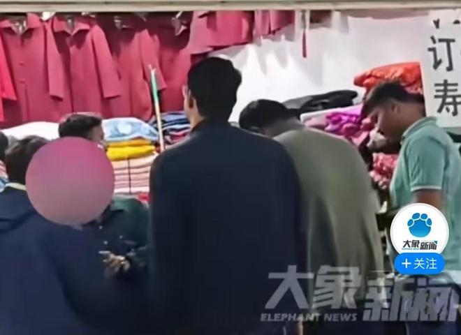 外國旅客試穿壽衣。