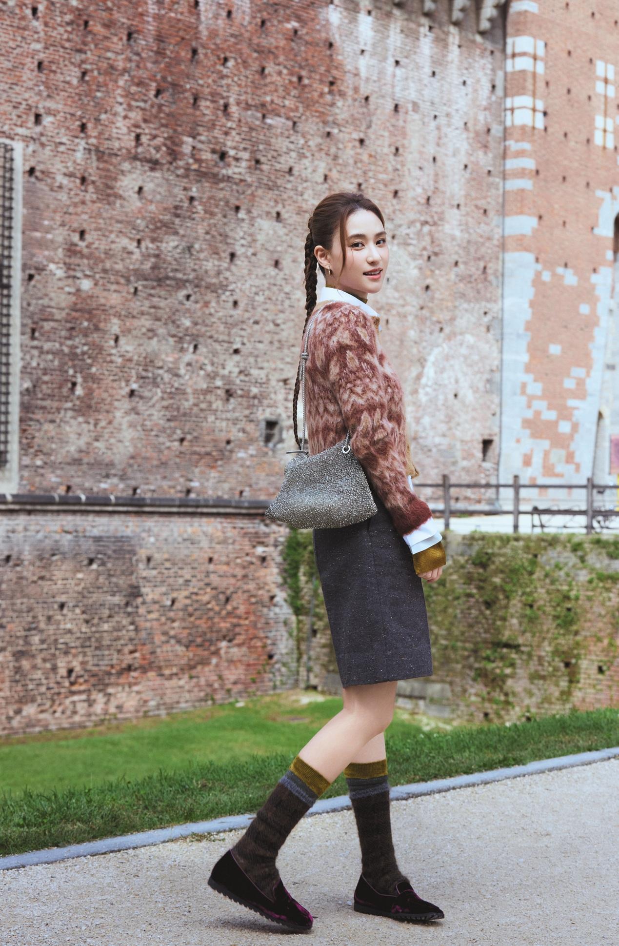 何超蓮穿上費爾島圖紋羊駝毛針織,配搭五分褲、白襯衫,以及精緻的Twist Wirebag,展示獨到細節品味。圖案毛衣$4,995、Twist Wirebag $3,295