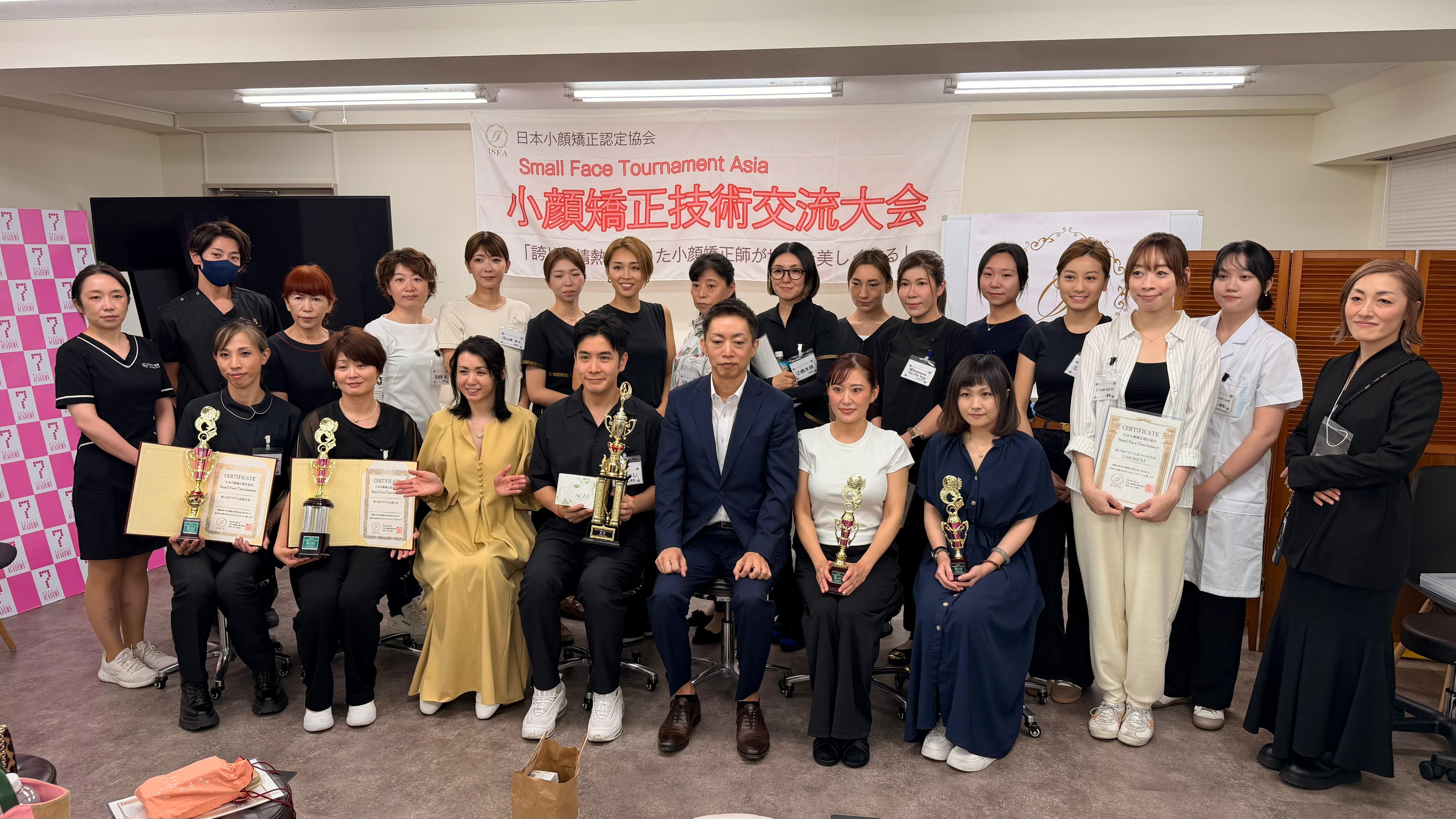 贏得冠軍的李日朗,與全球30位選手合照。