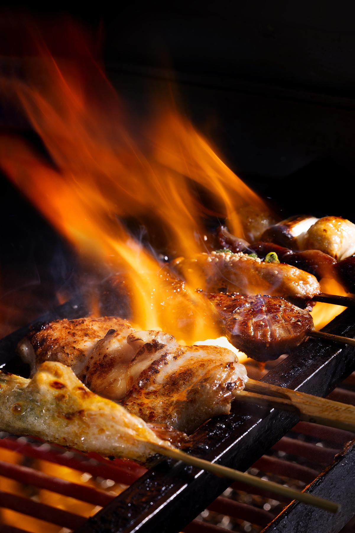 燒物推介啖啖爽脆的阿波尾酢橘雞腎串、香口脆嫩的雞皮紫蘇蝦卷、肉味甘香的北海道豚肉白蔥串等。