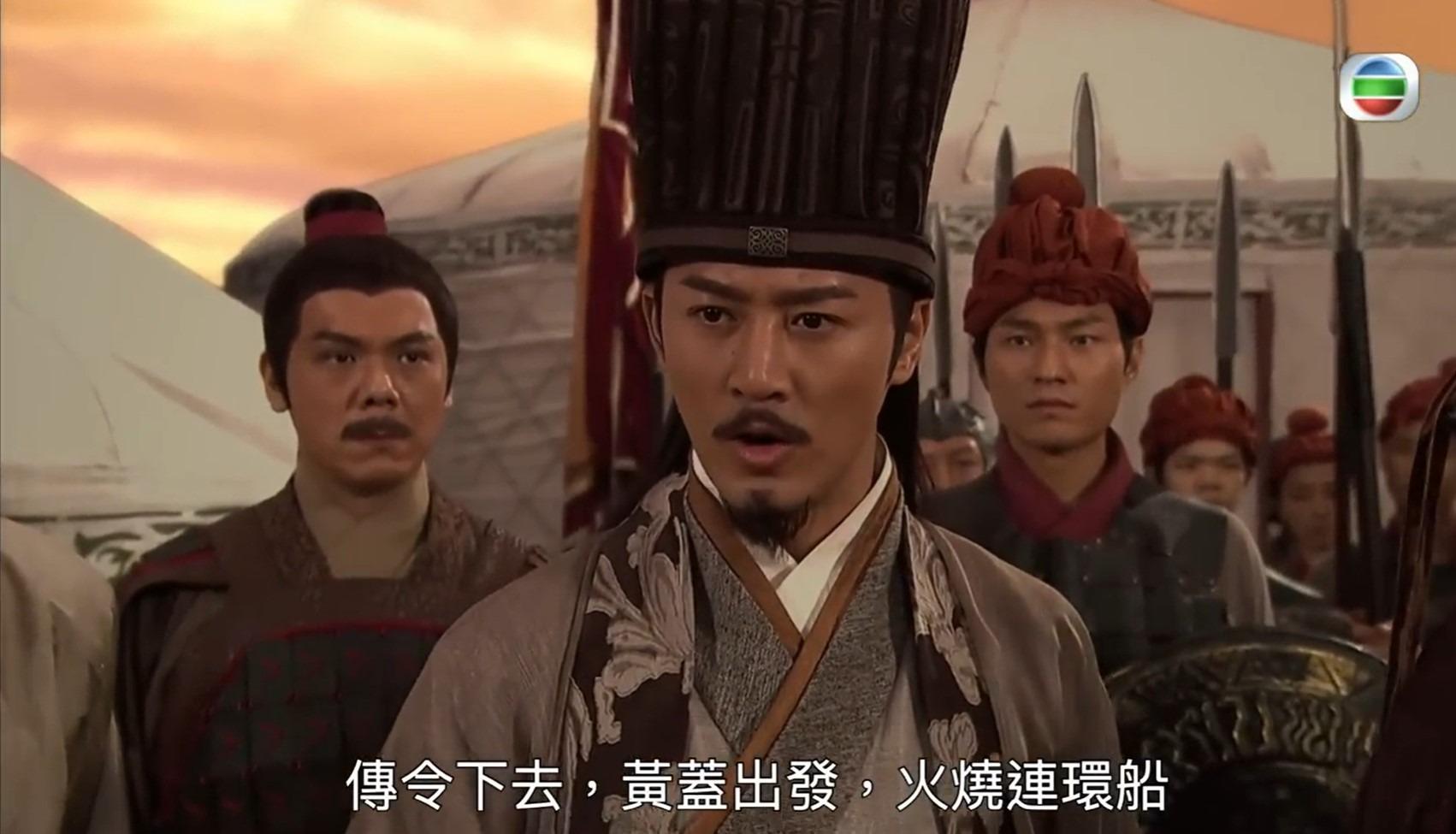 《回到三國》劇中巧妙改編了「火燒連環船」、「草船借箭」等著名三國事件,並融入大量搞笑與現代元素,營造出古今碰撞的妙趣。(圖片來源:影片截圖)