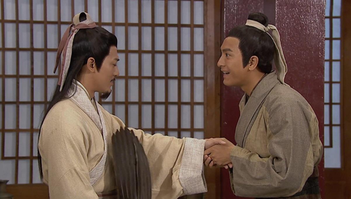 《回到三國》劇中巧妙改編了「火燒連環船」、「草船借箭」等著名三國事件,並融入大量搞笑與現代元素,營造出古今碰撞的妙趣。(圖片來源:網上圖片)