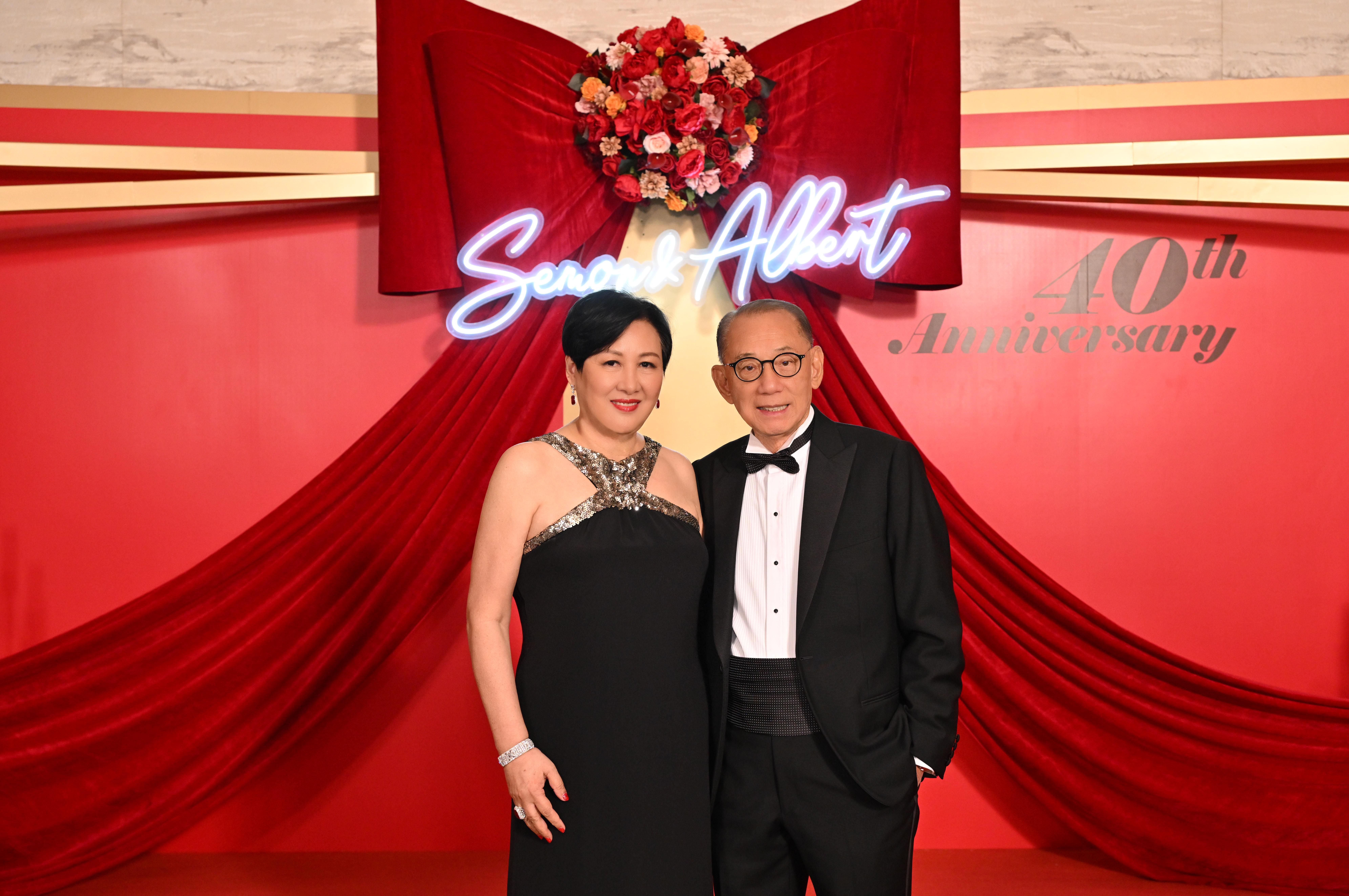 英皇集團主席楊受成與太太日前舉辦「40週年紅寶石婚晚宴」,筵開超過20席招待政商娛樂界名人好友以及英皇集團同事一起慶祝。