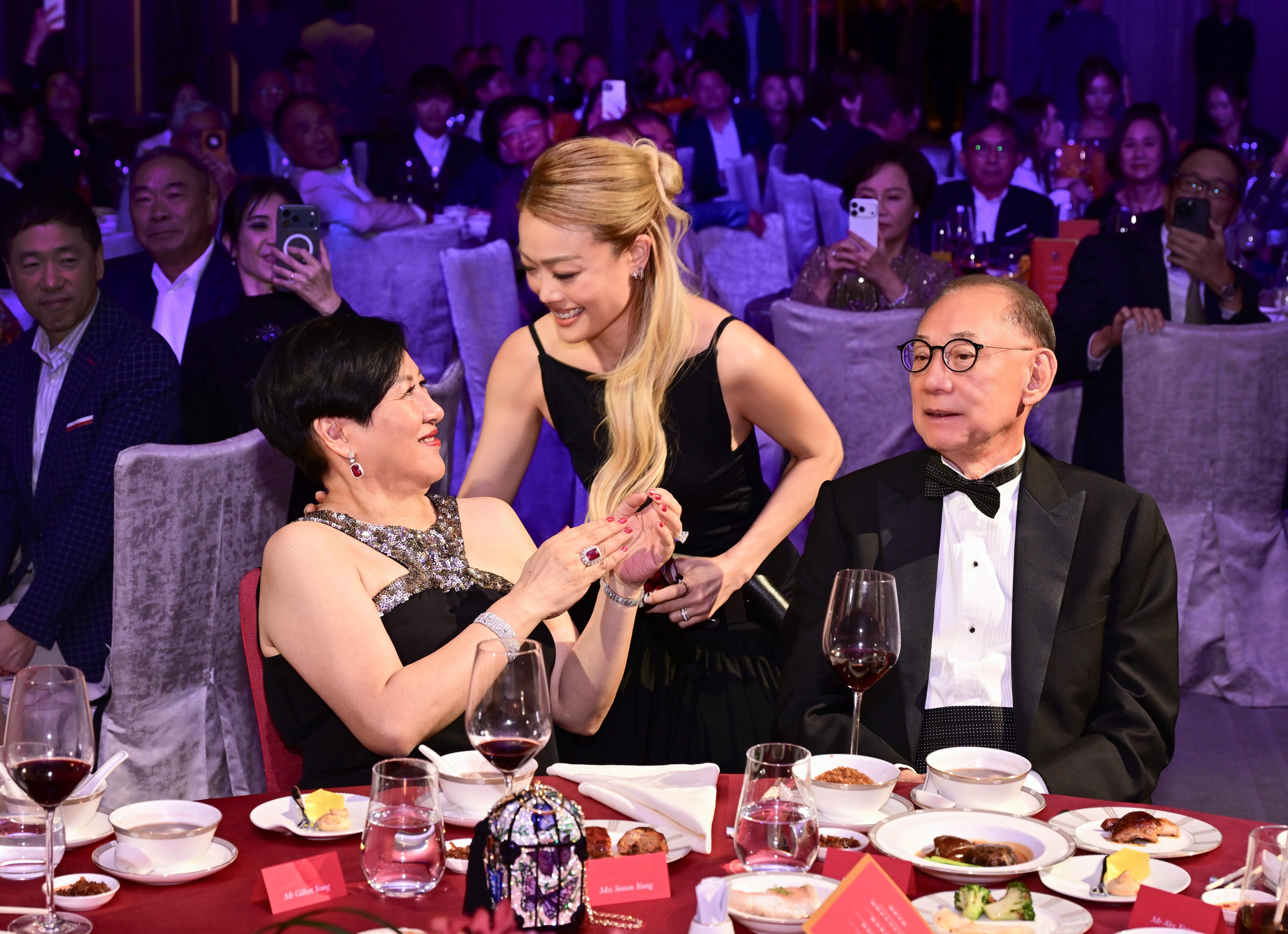 容祖兒壓軸表演下台與兩位主角互動。