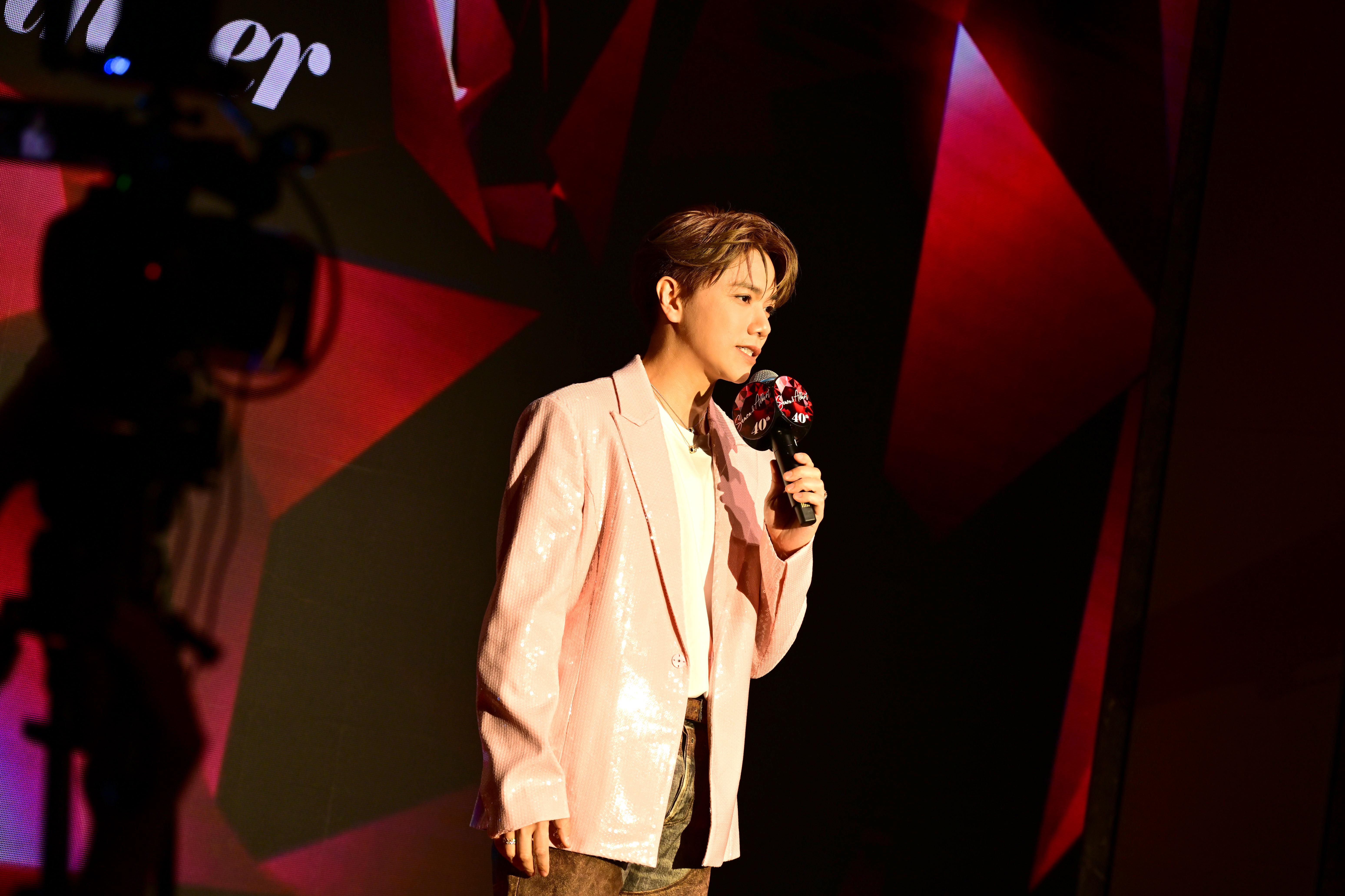 張敬軒在晚宴當天連走兩場,雖然緊接有下一個工作活動,但仍早早到場與在場賓客合照,為活動開場獻上兩首深情歌曲。