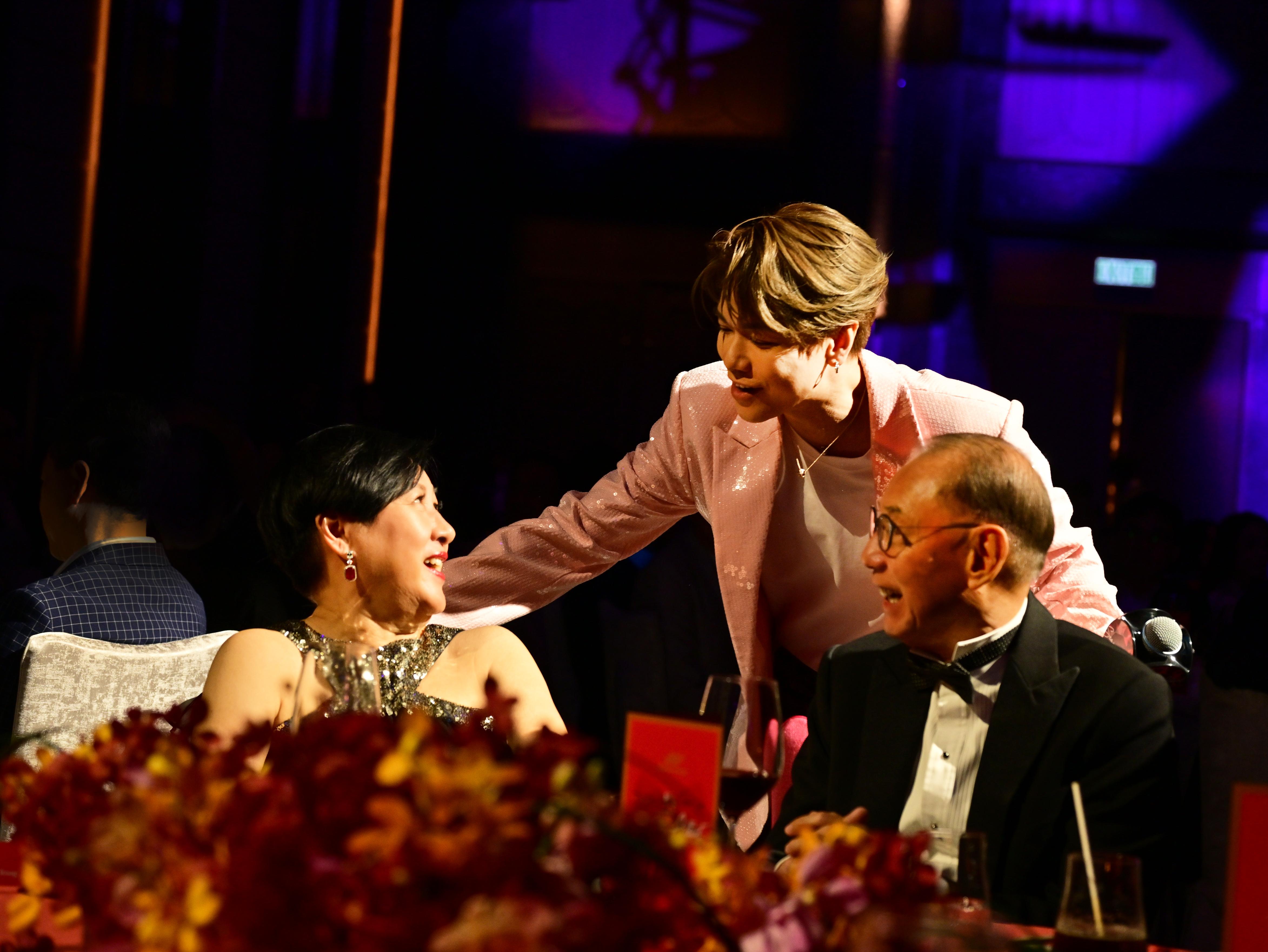 開場表演張敬軒走到台下祝賀兩位主角。
