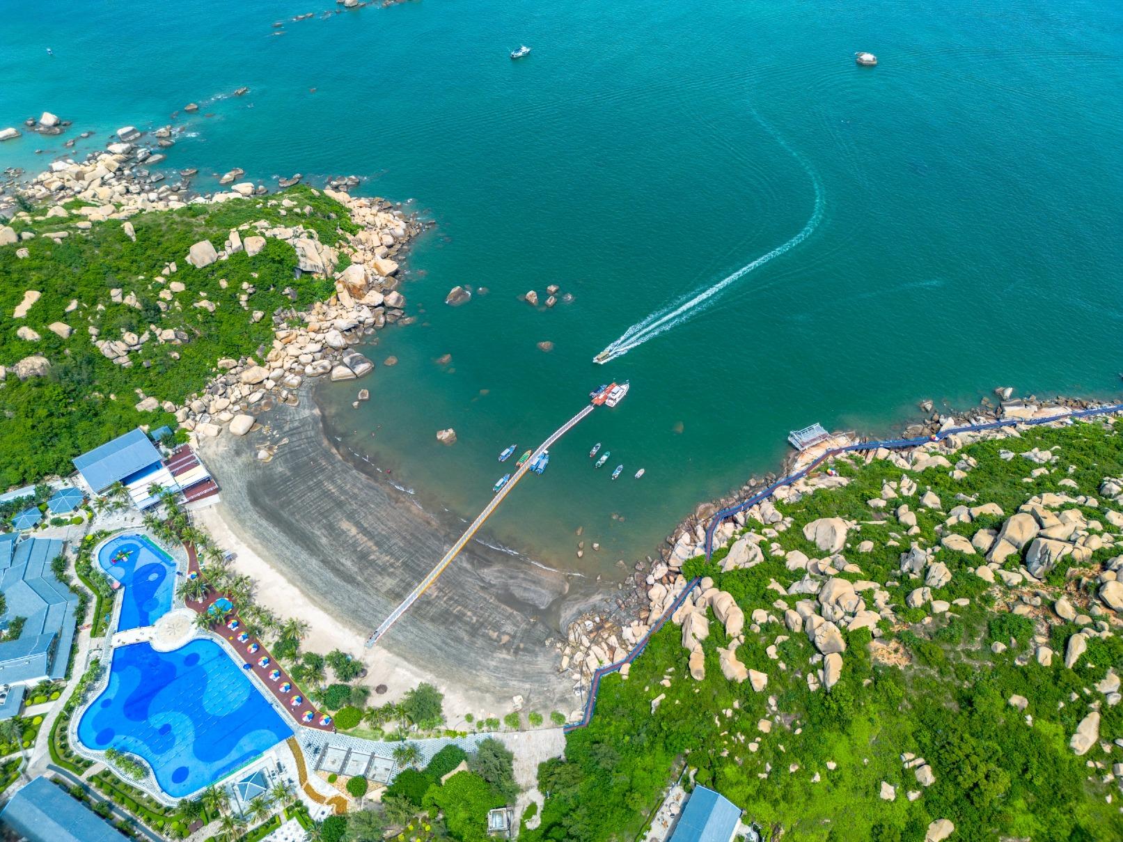 那琴半島地質海洋公園前有優質天然海灘,後有奇特的山景石林,故有「山海雙景」的美名。(圖片來源:視覺中國)