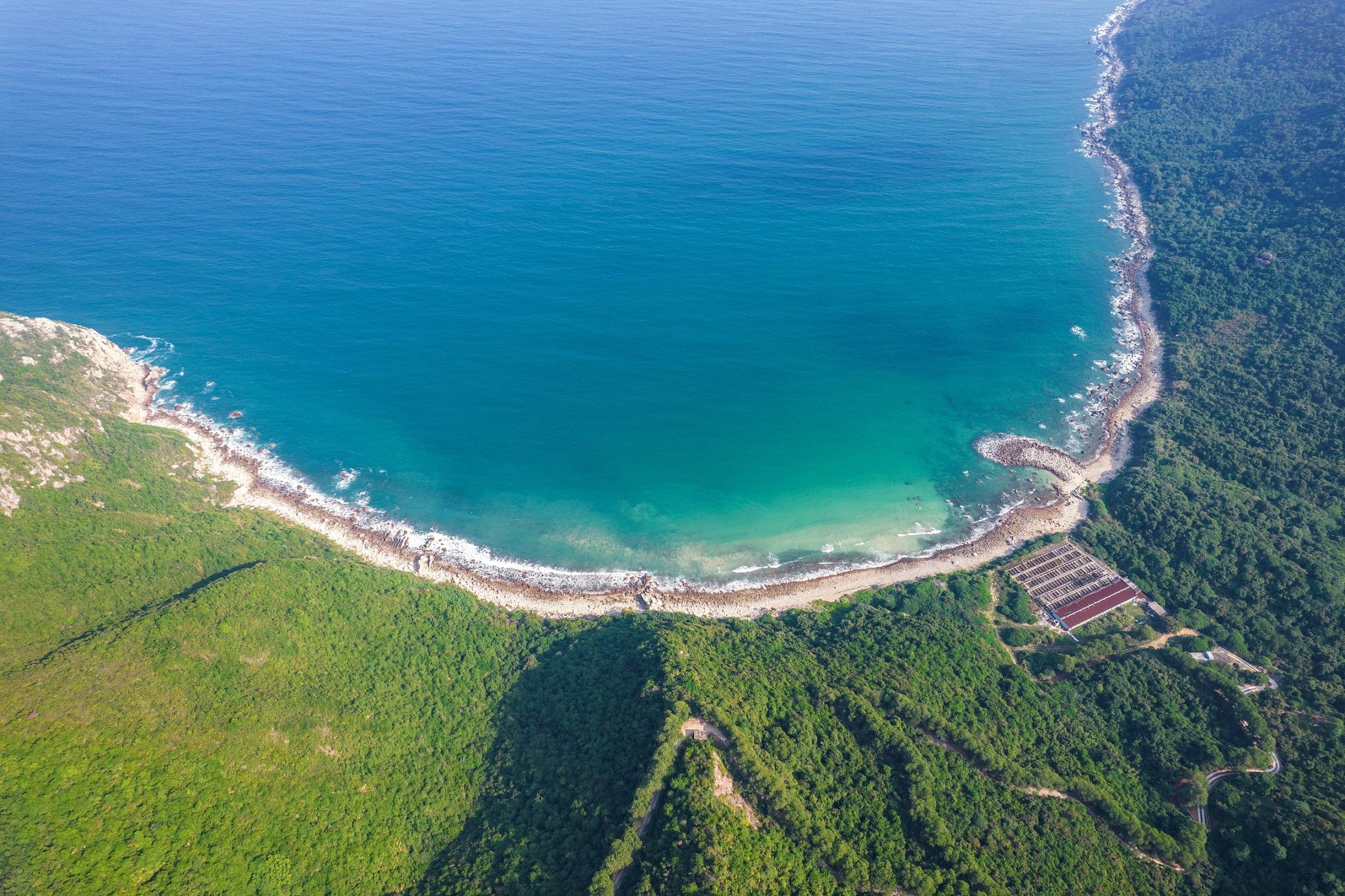 大鵬半島國家地質公園的海岸線,被譽為是「中國最美的八大海岸」之一。(圖片來源:視覺中國)