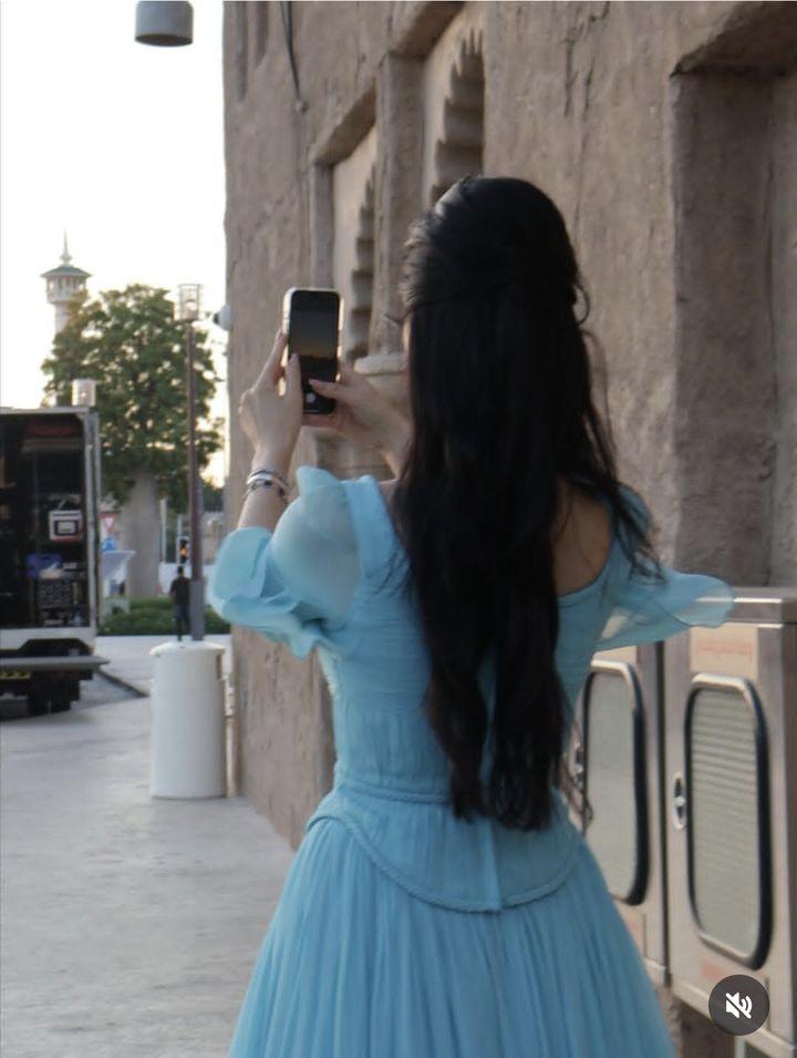 宋慧喬的背影非常輕盈婀娜。