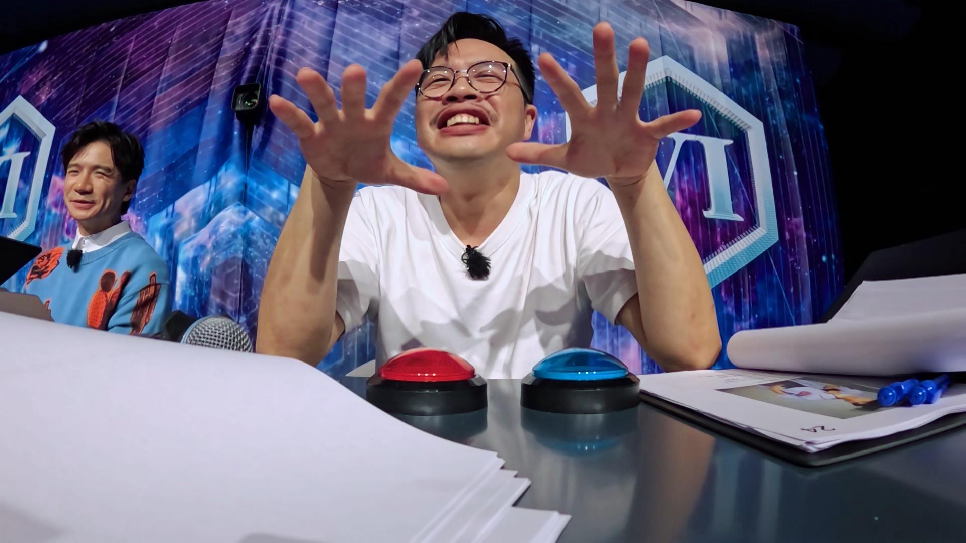 對24號參賽者朗朗的演出,何爵天在紅、藍燈之間爭扎。