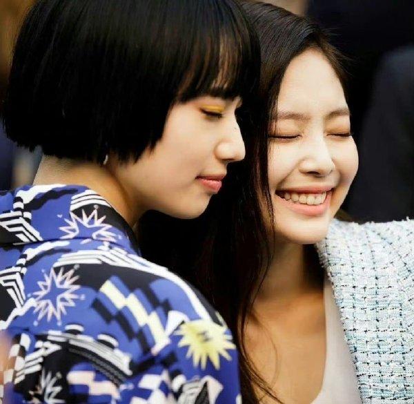 小松菜奈與Jennie打扮風格十分不同,但卻成為非常要好的朋友。