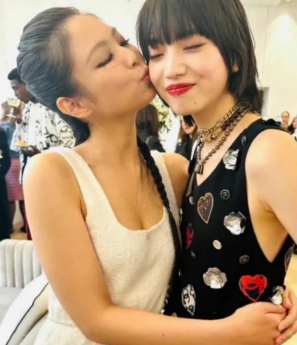 從Jennie與小松菜奈的互動中,可見兩人友誼非常深厚。