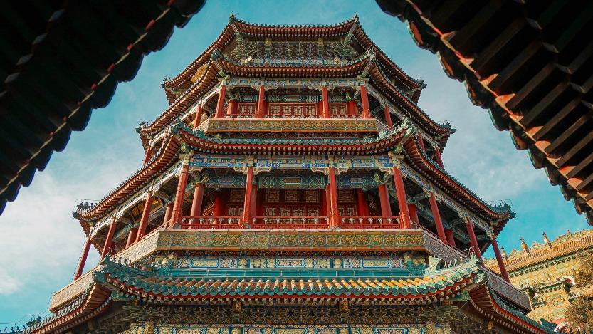 佛香閣是頤和園的標誌性建築,聳立於萬壽山巔,其屋頂脊飾精美,既保持皇家規制,又與周圍山水意境相融。(圖片來源:視覺中國)