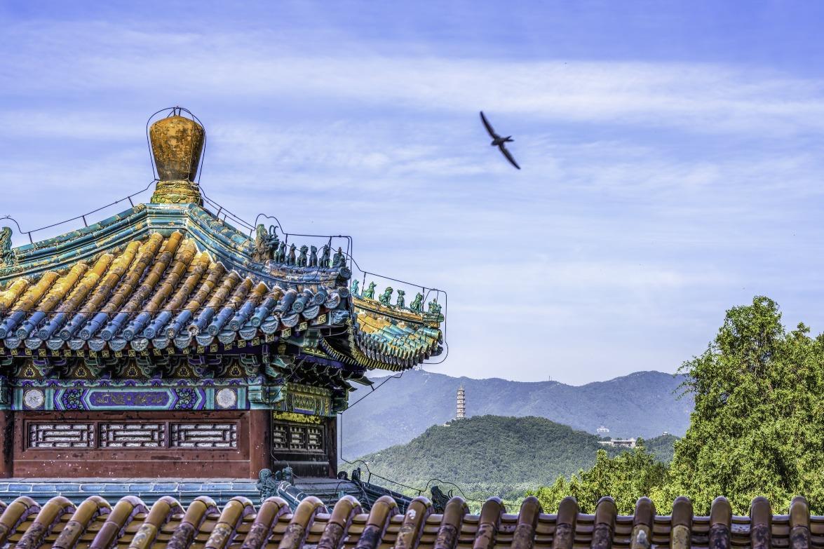 頤和園內的脊獸,與遠方的山水、建築群的彩繪相呼應,在莊重中透出詩意。(圖片來源:視覺中國)