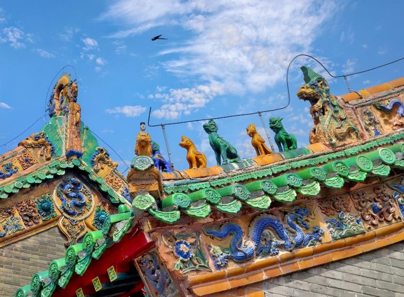 瀋陽故宮,崇政殿與左翊門飛簷上的鴟吻垂獸、脊獸與五彩琉璃蟠龍。(圖片來源:視覺中國)