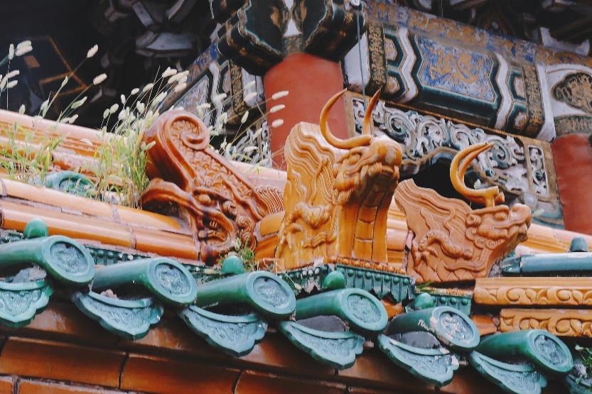 瀋陽故宮的脊獸常採用薩滿教圖騰元素,如隼、鹿等象徵騎射民族的紋樣。(圖片來源:視覺中國)