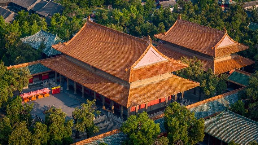 曲阜孔廟是祭祀孔子的最高等級廟宇,大成殿是其核心建築,殿前浮雕龍柱和脊獸裝飾精美絕倫。(圖片來源:視覺中國)