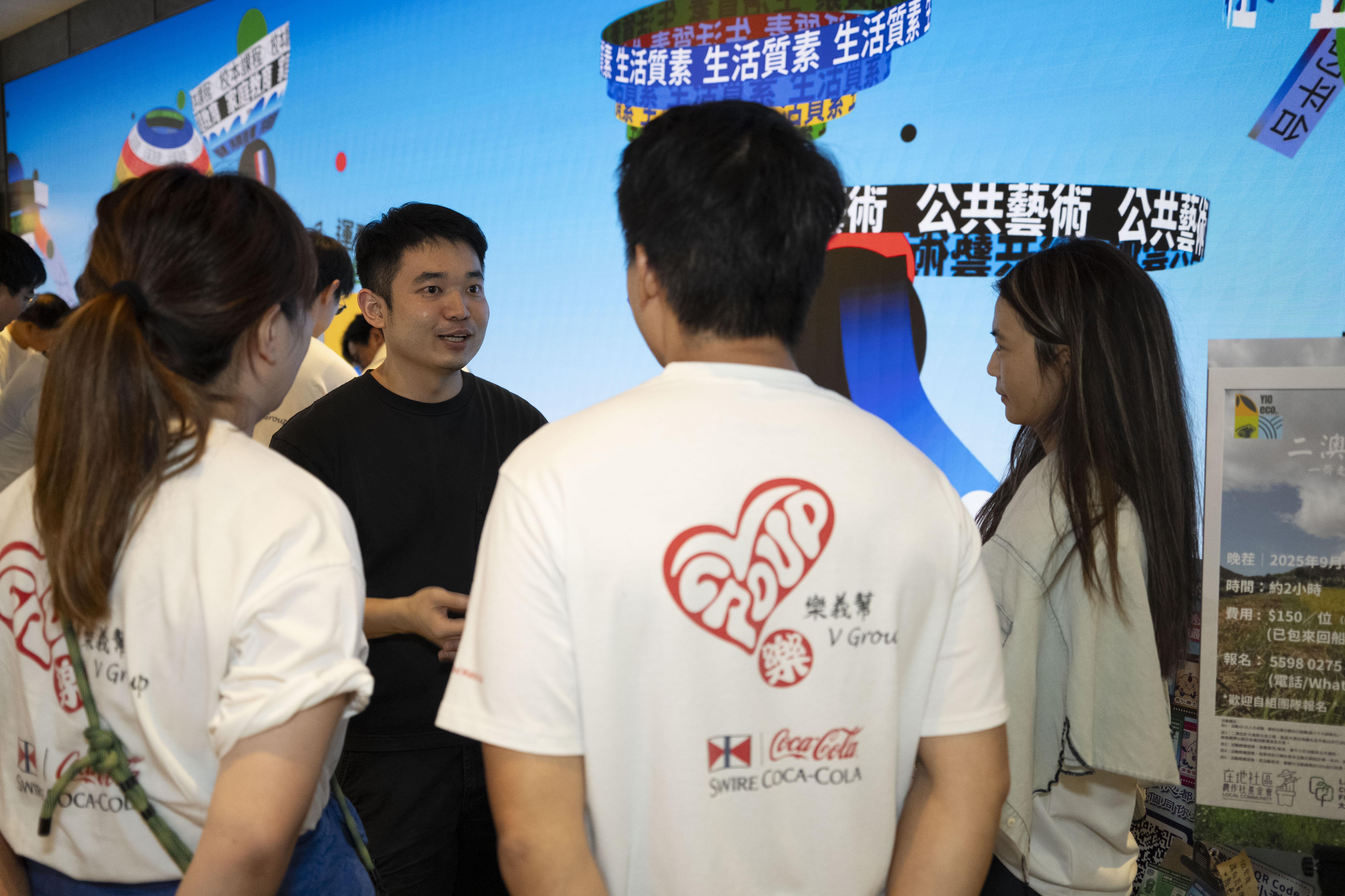 復修辦館創辦人Jacky(左二)指,很高興活動得到香港太古可口可樂的支持,同一班專業師傅合作為街坊修理家電,一齊向社會大眾推動以維修代替購買的環保概念。